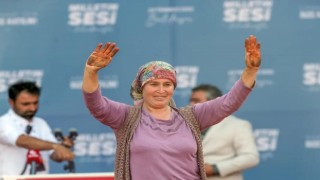 Binlerce CHPlinin alkışladığı Esma AK Parti rozeti taktı