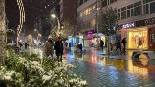 Boluda şehir merkezinde kar yağışı etkili oluyor