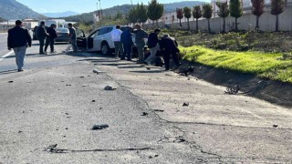 Bordür taşına çarpıp kanala giren otomobilin sürücüsü yaralandı