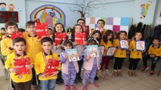 Bu okulda 18 ikiz öğrenci karne heyecanı yaşadı