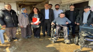 Buldanda engelli iki kardeş tekerlekli sandalyeyle sevindi