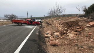 Burdurda çocuk sürücü kullandığı araçla duvara çarptı, annesi öldü.