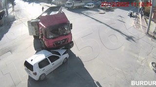Burdurdaki trafik kazaları kameralara yansıdı