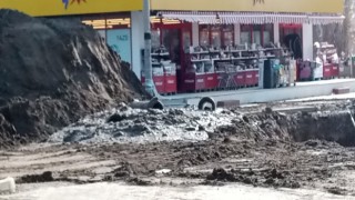 Burhaniye de kanalizasyon kazısı mahalleyi internetsiz bıraktı