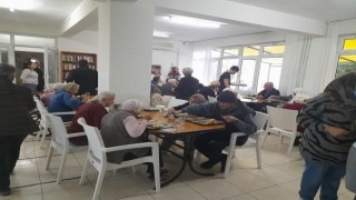 Burhaniyede kursiyerler huzurevinde yemek verdi