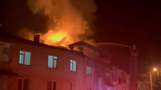 Bursada 3 katlı apartmanın çatısı alev alev yandı