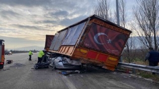 Bursada akılalmaz kaza : TIRa çarpan otomobil, dorsenin altına girdi : 1 ölü