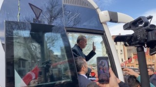 Bursada binlerce kişi Cumhurbaşkanı Erdoğanı bayrak ve karanfillerle karşıladı
