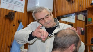 Bursada bir berber 57 yıldır makası elinden bırakmadı