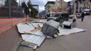Bursada fırtına hayatı felç etti: Ağaçlar devrildi, otluk alan yangını depoya sıçradı