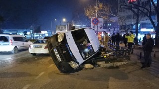 Bursada hafif ticarî araç yan yattı