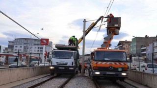 Bursada metro hattına çatı uçtu, ekipler seferber oldu
