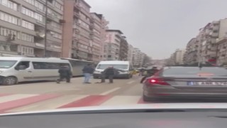 Bursada servis ve otobüs şoförünün yol verme kavgası kameralarda