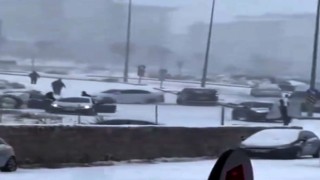 Buz pistine dönen yolda peş peşe kaza