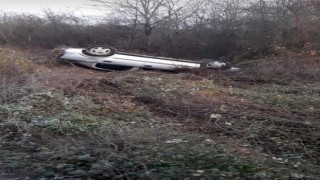 Buzlanma kazaları beraberinde getirdi: Aynı bölgede 2 araç takla attı