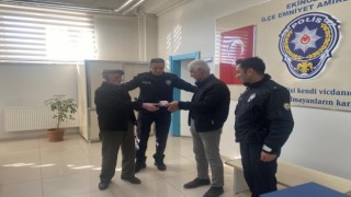 Caddede bulduğu içi para dolu cüzdanı sahibine teslim etti