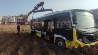 Çalıştırmak istediği otobüsle tarlaya uçtu