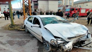 Çarpmanın etkisiyle savrulan otomobil anne ve oğlunu ezdi: 6 yaralı