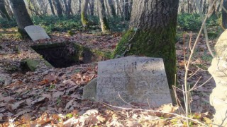 Çatalcada eski köy mezarlığı defineciler tarafından talan edildi