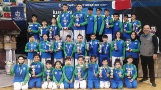 Çayırova Belediyesi Karate Takımı kupa ve madalyaları topladı