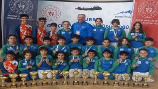 Çayırovalı karateciler Bursadan 15 kupa ve 14 madalyayla döndü