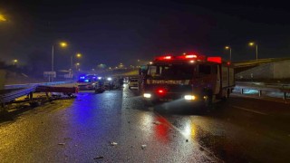 Çekmeköyde bariyerlere çarpan aracın motoru yola fırladı: 3 ağır yaralı