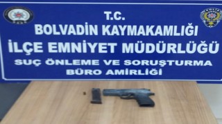 Çevreyi rahatsız eden şahısların aracında ruhsatsız silah çıktı