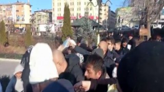 CHP Erzurumda Kuran-ı Kerim dağıttı, vatandaşlar birbirleriyle yarıştı