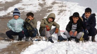 Çocuklar kartopu oynayıp, poşet ve kızaklarla kaydı