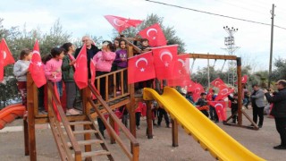 Çocuklar, parklarını yapan başkanı bayraklarla karşıladı