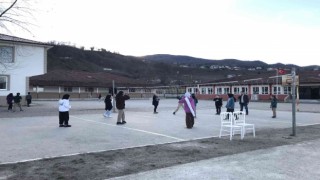 Çocukları patlak topla oynarken gördü, duyarsız kalmadı