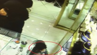 Çocuklarını hırsızlıklarına alet ettiler, o anlar kameralarda
