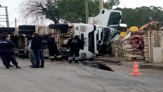 Damperli tır devrildi: 1 ölü