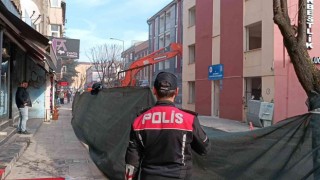 Depremde ağır hasarlı binalar tek tek yıkılıyor
