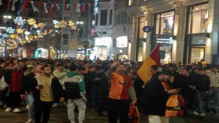 Derbiyi kazanan Galatasaray taraftarları Taksim Meydanında kutlama yaptı