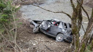 Dereye uçan otomobilin sürücüsü hayatını kaybetti