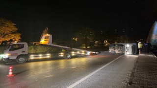 Devrilen kamyonetten yaralanmadan çıkan sürücü, polisten kaçarken yüksekten düşüp yaralandı