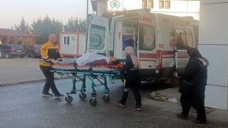 Devrilen traktörün sürücüsü yaralandı
