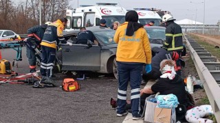 Dinlenme tesisinden çıkan otomobil, iki araçla çarpıştı: 3 yaralı