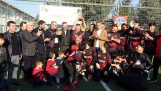 Diyarbakırlı kuyumcuların futbol turnuvasında kupa altın kaplama