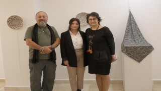 Doç. Dr. Okcanın dokuma ve örgü eserlerden oluşan ‘Öze Doğru sergisi beğeniye sunuldu