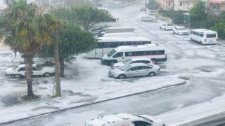 Dolu yağışı ilçeyi beyaza bürüdü