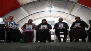 Dört yıldır evlat nöbetinde olan aileler, çocuklarının yolunu gözlüyor