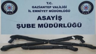 Durdurulan araçtan 5 adet pompalı tüfek çıktı