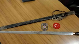 Düzce polisinden denetim: 8 tabanca ve kılıç ele geçirildi