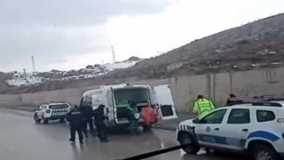 Düzensiz göçmenleri taşıyan araç kaza yaptı: 2 ölü, 6 yaralı