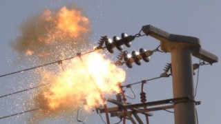 Edirnede elektrik direğindeki patlama anı kameraya yansıdı
