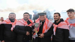 Efelerdeki Deve Güreşi Festivaline vatandaşlar yoğun ilgi gösterdi