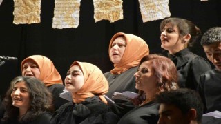 Eğitimlerini tamamlayan Türk sanat müziği korosu kursiyerleri kulakarın pasını sildi