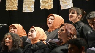 Eğitimlerini tamamlayan Türk sanat müziği korosu kursiyerleri kulakarın pasını sildi